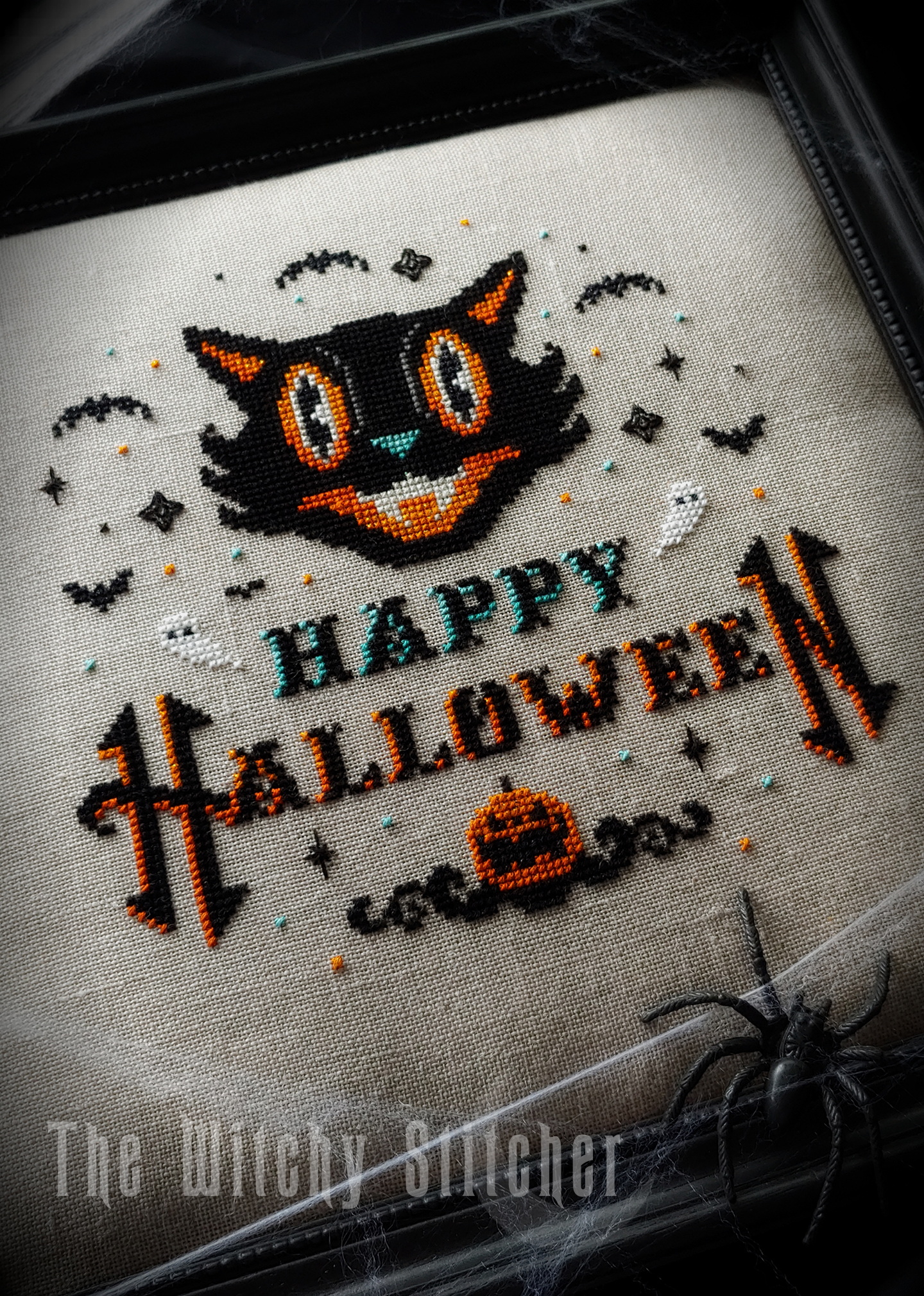 Happy Halloween (Cat) - Cross Stitch Pattern, zoomed in. Select this picture to zoom back out.