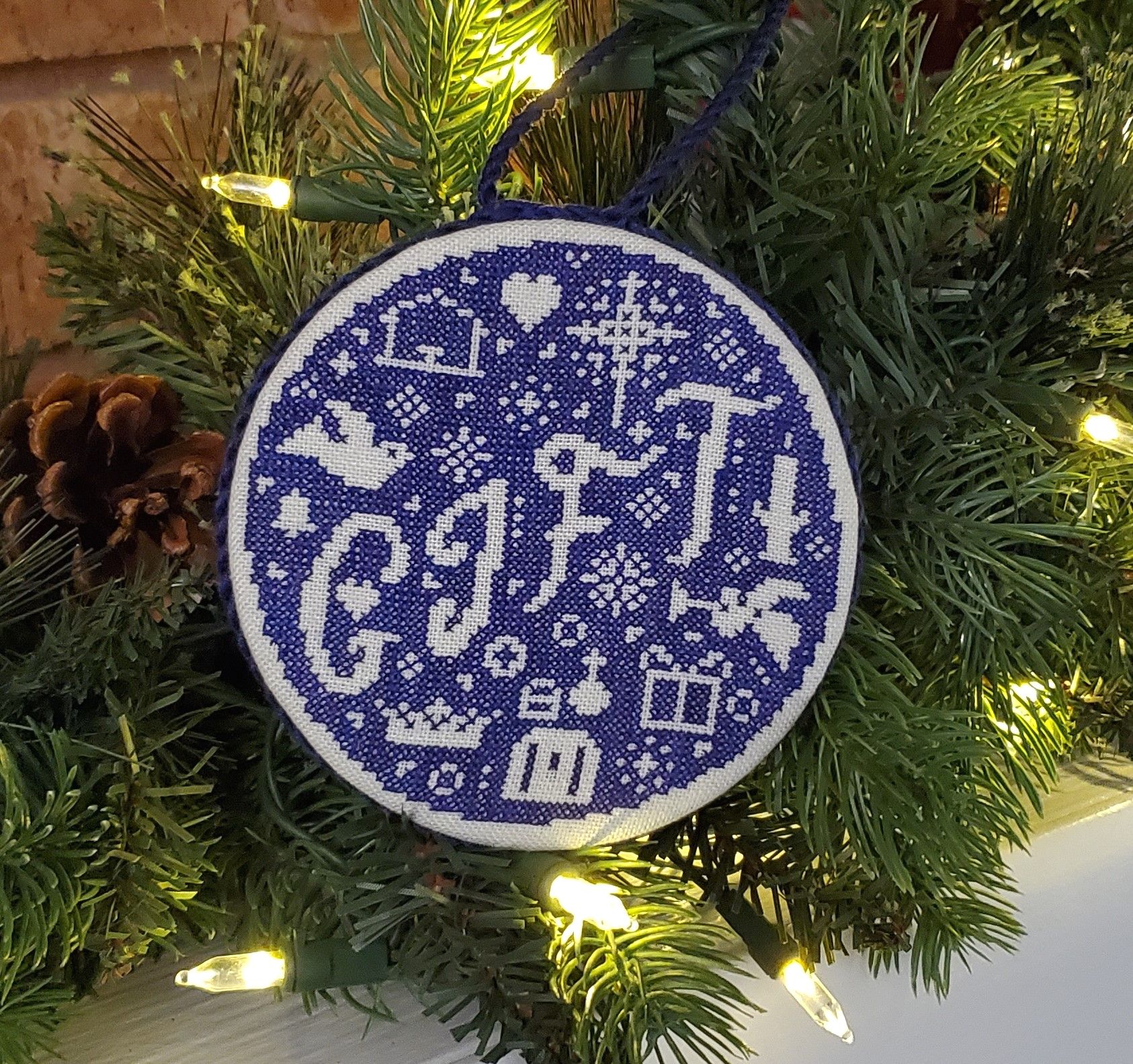 Gift Bauble - Christmas Ornament Cross Stitch Pattern